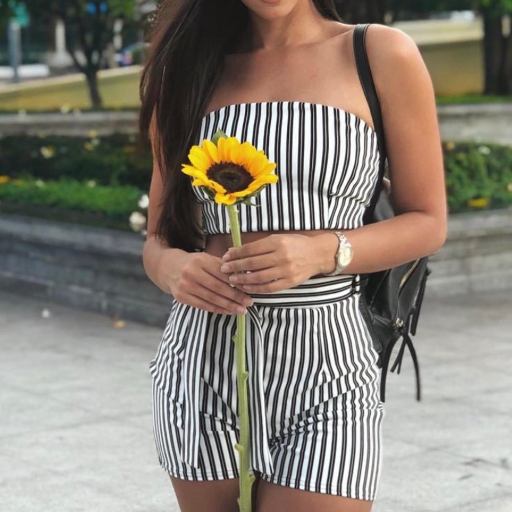 Two piece black and white stripes crop top and shorts set